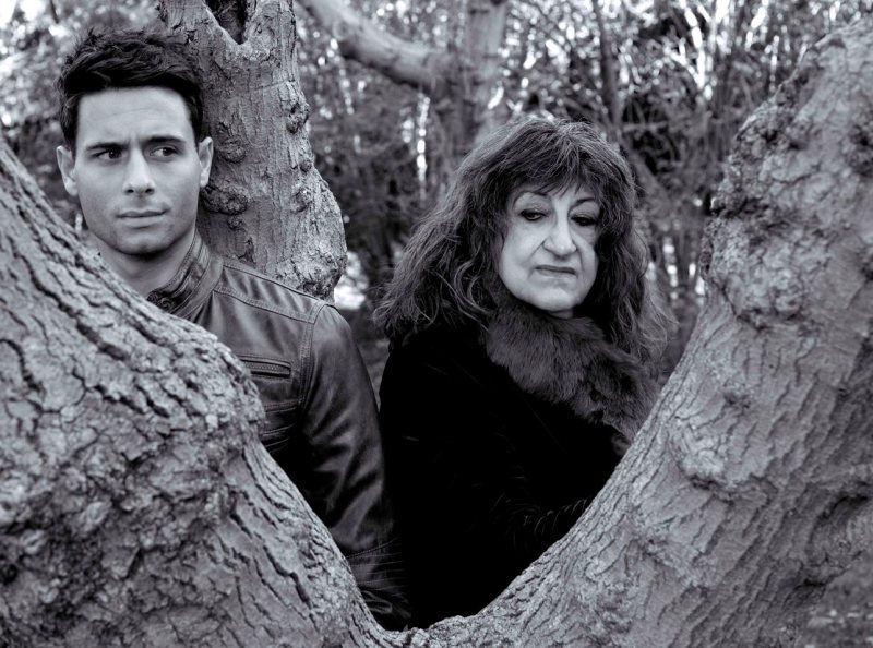 La mujer y el debutante - Foto