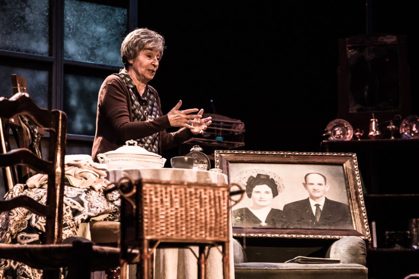 una-mujer-en-la-ventana-foto